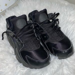 Black Nike Air Huaraches